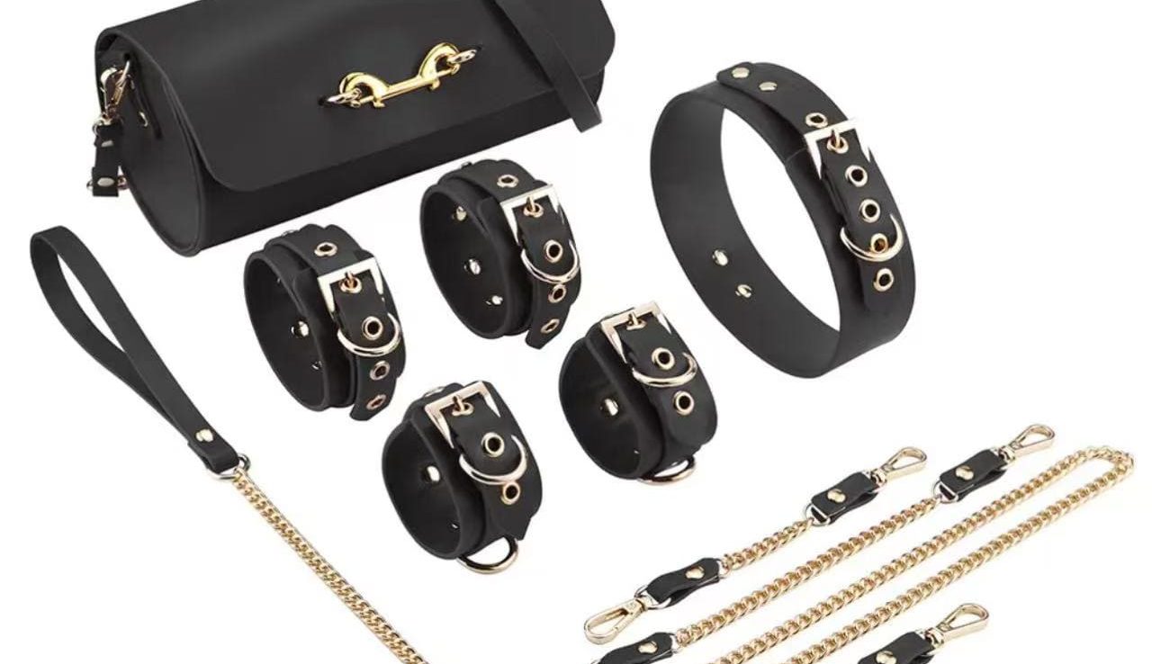 Circular Ring Overlap Leather Bondage Set in Black